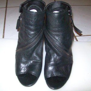 DOLCE VITA  black  Heels  cross over and open back  sz 6   very soft leather